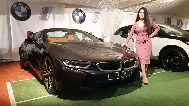 Η Έλλη Νικολαίδη δίπλα στην BMW i8 Roadster