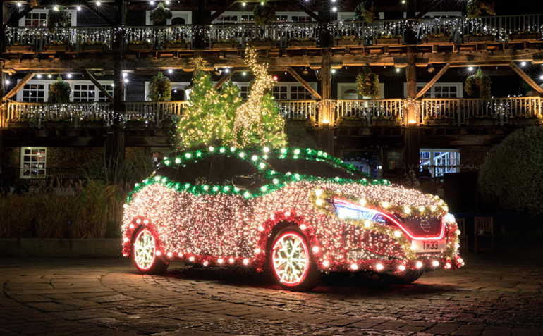 Τα Χριστούγεννα πλησιάζουν (στη φωτό το Nissan Leaf)
