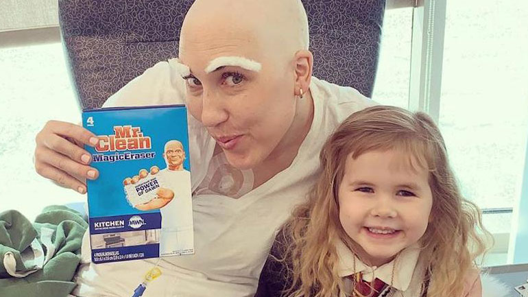 Τετράχρονη κουρεύει τη μητέρα της έπειτα από χημειοθεραπεία και συγκινεί το διαδίκτυο