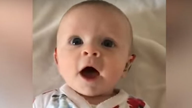 Κοριτσάκι τεσσάρων μηνών ακούει για πρώτη φορά!