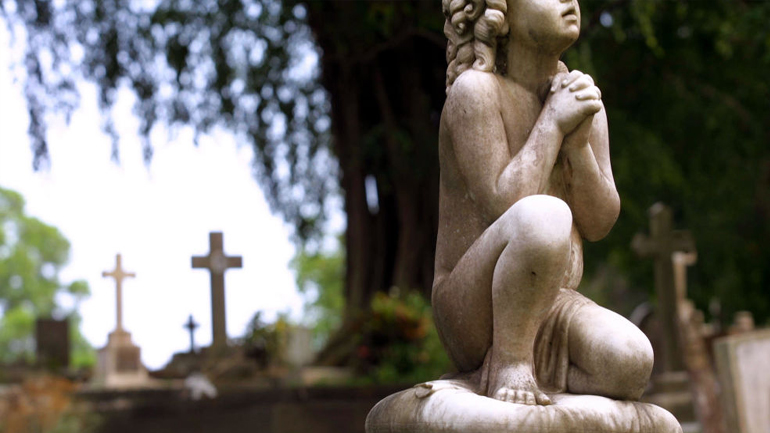 Η δήμαρχος που απαγόρευσε στους κατοίκους να πεθαίνουν τα Σαββατοκύριακα