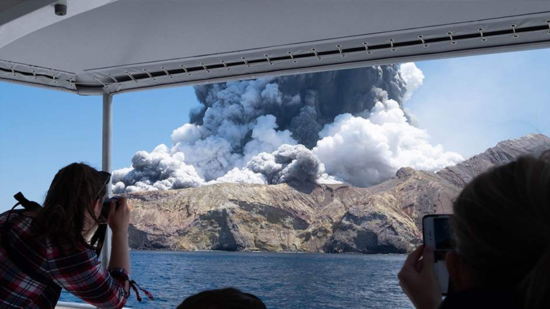 «Στεκόμασταν στο χείλος του κρατήρα» – Μαρτυρία σοκ για την έκρηξη του ηφαιστείου στη Νέα Ζηλανδία