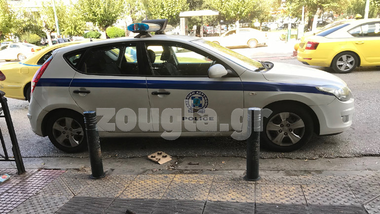 Περιπολικό πάρκαρε μπροστά από ράμπα αναπήρων στα δικαστήρια της Ευελπίδων