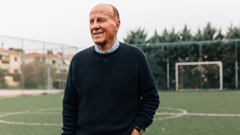 Η Ακαδημία του Μίμη Δομάζου προπονεί δωρεάν τα παιδιά και προσφέρει φαγητό στα αδέσποτα