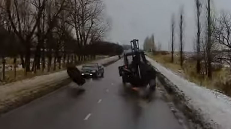 Ρωσία: Ρόδα τρακτέρ εκσφενδονίζεται και διαλύει παρμπρίζ αυτοκινήτου