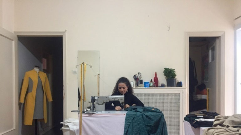 Νεαρή πρόσφυγας από το Αφγανιστάν παρουσίασε την κολεξιόν μόδας που σχεδίασε