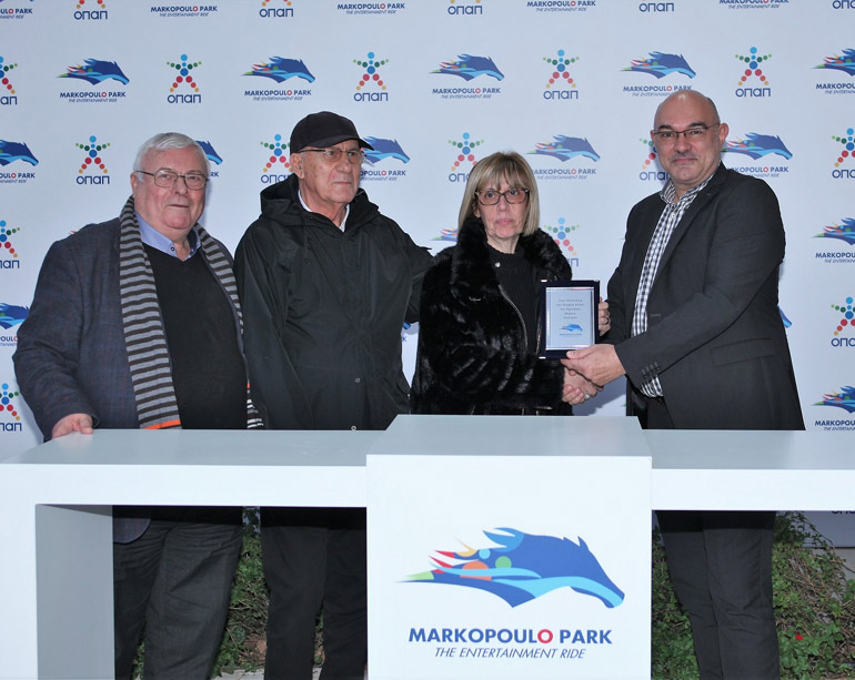 Από αριστερά: Oι ιδιοκτήτες του ΑΤΡΕΪΓΙΟΥ Γιάννης Ντατσόπουλος και Κοσμάς Σκρεπετός με τη σύζυγό του Μαίρη και ο Racing Manager της ΙΠΠΟΔΡΟΜΙΕΣ Α.Ε. Κωνσταντίνος Λουκόπουλος.