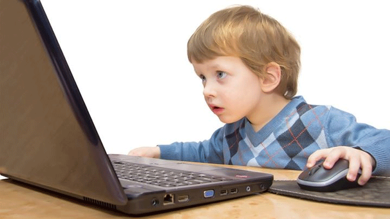 Έρευνα: Πόσο χρόνο περνάνε τα παιδιά μπροστά σε μία οθόνη