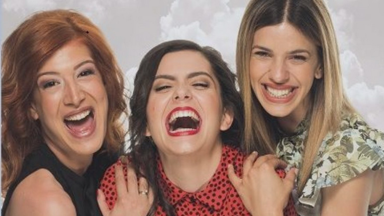 «Όποιος θέλει να χωρίσει… να σηκώσει το χέρι του»: Τα νέα ταλέντα στην sold out κωμωδία του Καπουτζίδη «Όποιος θέλει να χωρίσει… να σηκώσει το χέρι του»: Τα νέα ταλέντα στην sold out κωμωδία του Καπουτζίδη