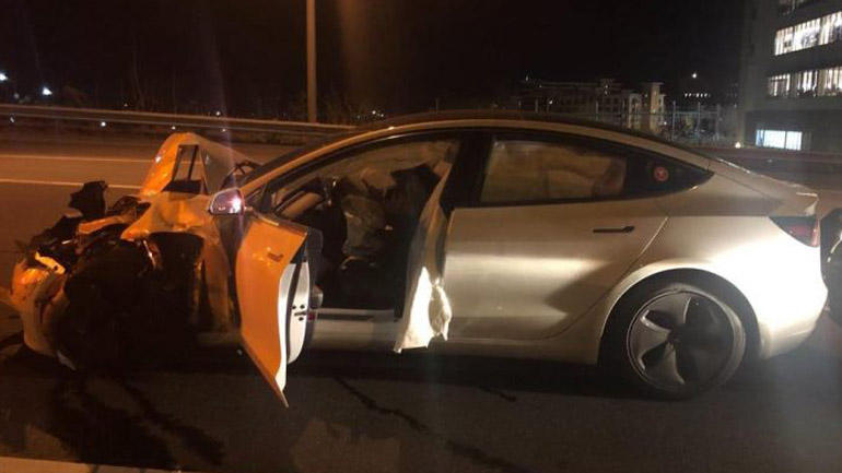 Το autopilot τον έστειλε πάνω στο περιπολικό!