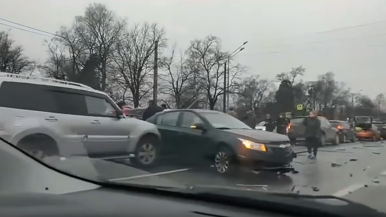 Πήρε το αυτοκίνητο για test drive και τράκαρε 15 οχήματα!