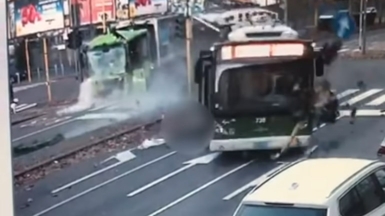 Δύο νεκροί έπειτα από σύγκρουση τρόλεϊ με απορριμματοφόρο