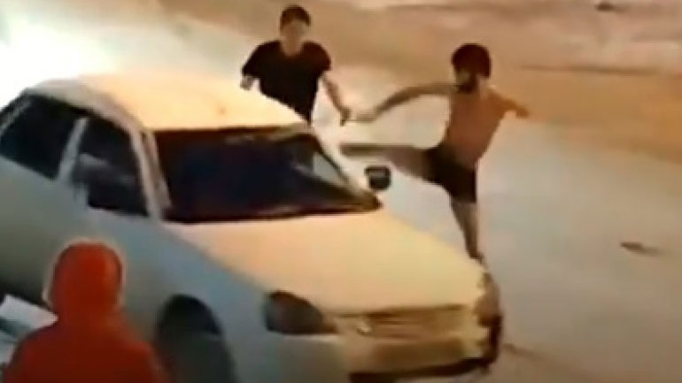 Ρωσία: Αυτοκίνητο έκανε… βόλτες χωρίς οδηγό – Το κυνήγαγε με το μποξεράκι ο ιδιοκτήτης