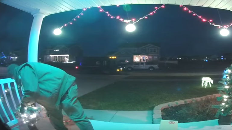 ΗΠΑ: Κούριερ παραδίδει δέμα και σταματάει για να… διορθώσει τους χριστουγεννιάτικους στολισμούς πελάτη