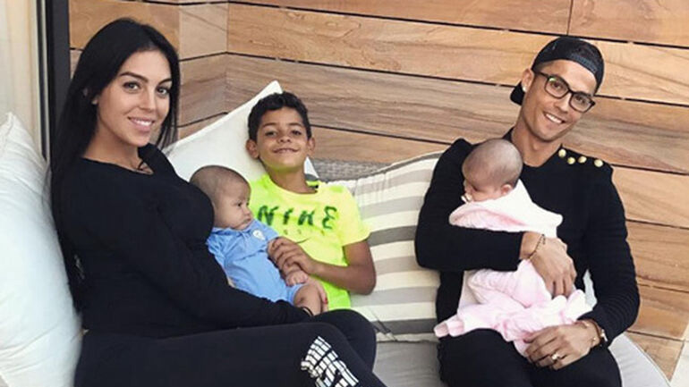 Τρυφερά φιλιά του Κριστιάνο Ρονάλντο με την κορούλα του!