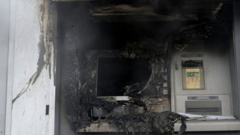 Ανατίναξαν ΑΤΜ στην Ανάβυσσο και άρπαξαν τα χρήματα