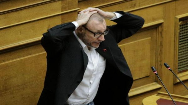 Σκηνή από την αστυνομική βία στα Εξάρχεια έπαιξε στη Βουλή ο Κλέων Γρηγοριάδης: “Παραδίνομαι…”