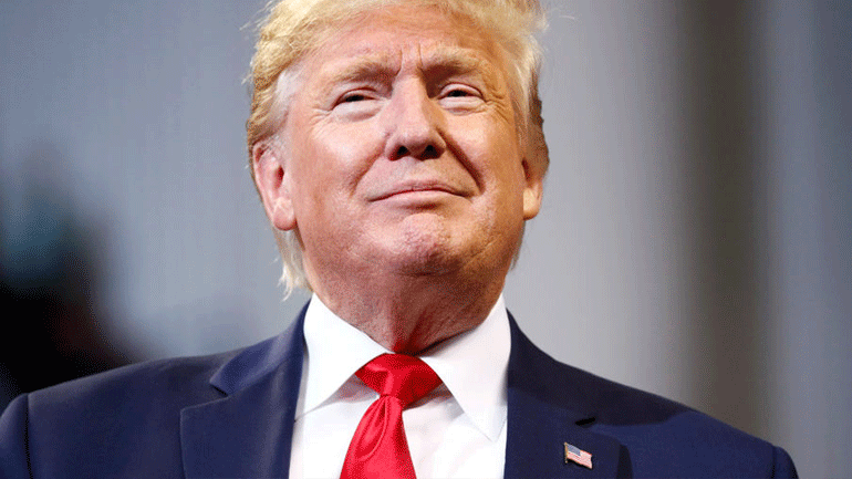 Με το σκουπάκι της τουαλέτας ανά χείρας