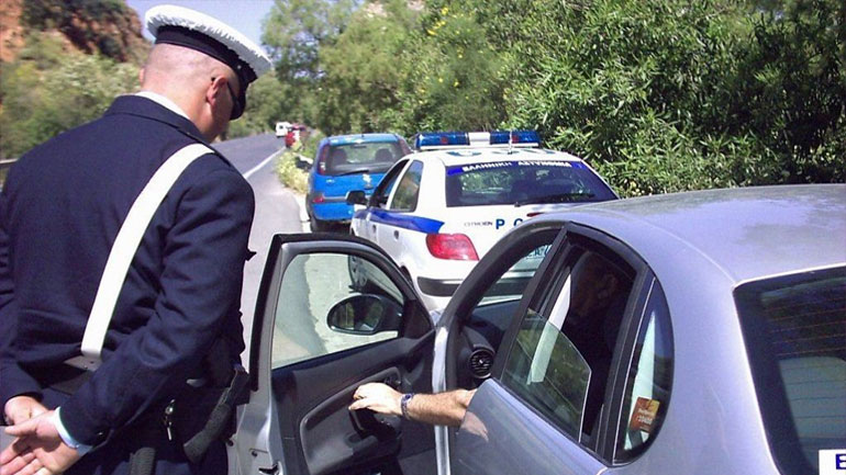 Εξόρμηση της Τροχαίας για σταθμεύσεις σε μπάρες διάβασης αναπήρων: Βεβαιώθηκαν 9.531 παραβάσεις