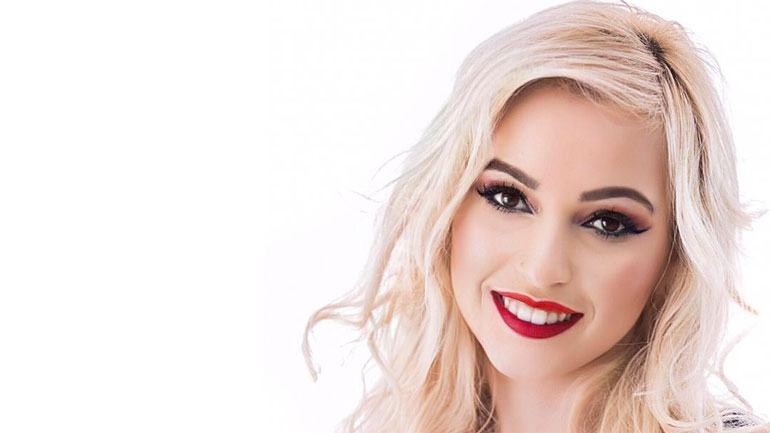 Η Κυριακή Δερέμπεη διασκευάζει με το σαντούρι της το τραγούδι «Κυκλάμινο»