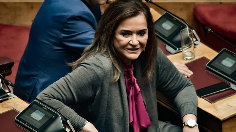 Γκάφα της ΕΡΤ: Έκανε την Ντόρα Μπακογιάννη, βουλευτή του ΣΥΡΙΖΑ