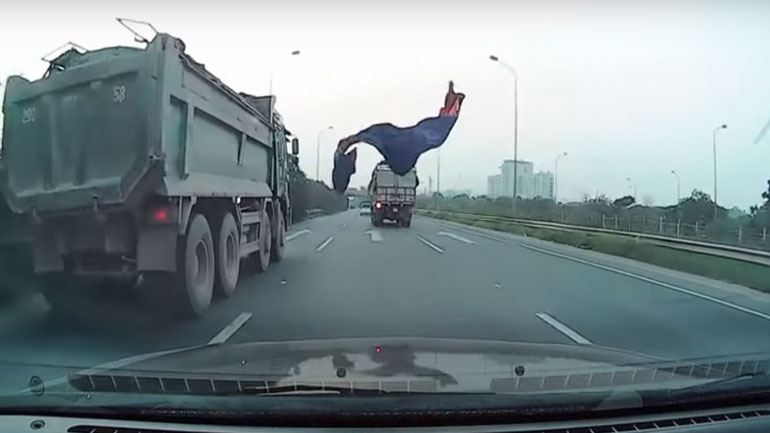 Βιετνάμ: Μουσαμάς έφυγε από καρότσα φορτηγού και «προσγειώθηκε» σε παρμπρίζ Ι.Χ. σε αυτοκινητόδρομο