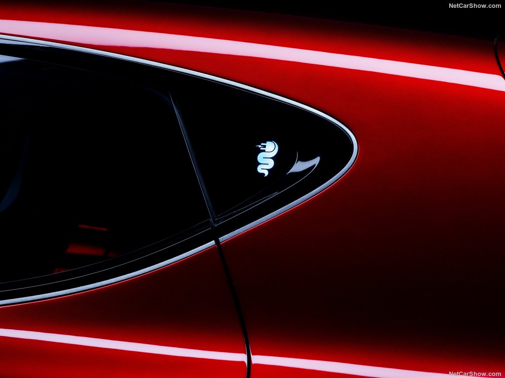 Το λογότυπο που μαρτυρά πως το μοντέλο θα κινείται και ηλεκτρικά...