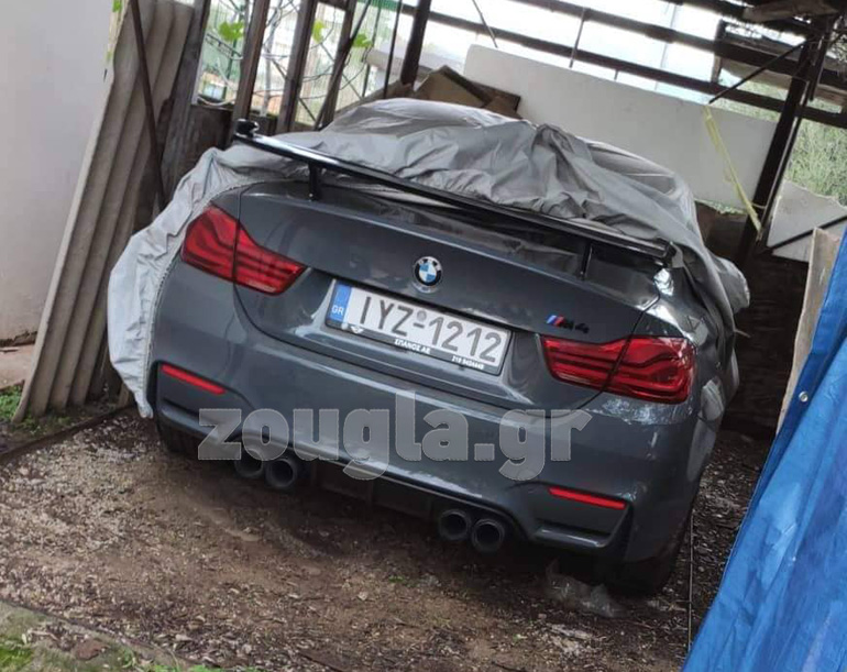 Το σπορ αυτοκίνητο ήταν σκεπασμένο για να κρύβεται από τα βλέμματα των περαστικών...