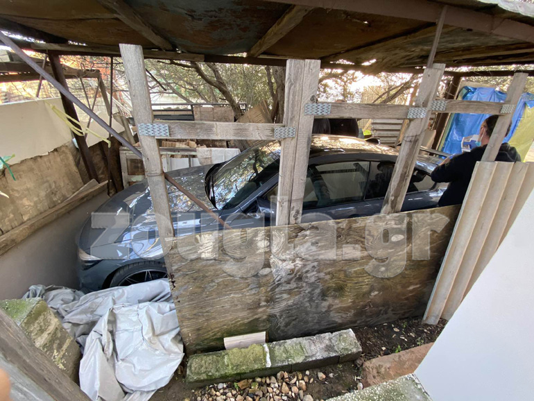 Σε αυτό το πρόχειρο κλειστό "πάρκινγκ" έκρυβαν το αυτοκίνητο 15 ημέρες....