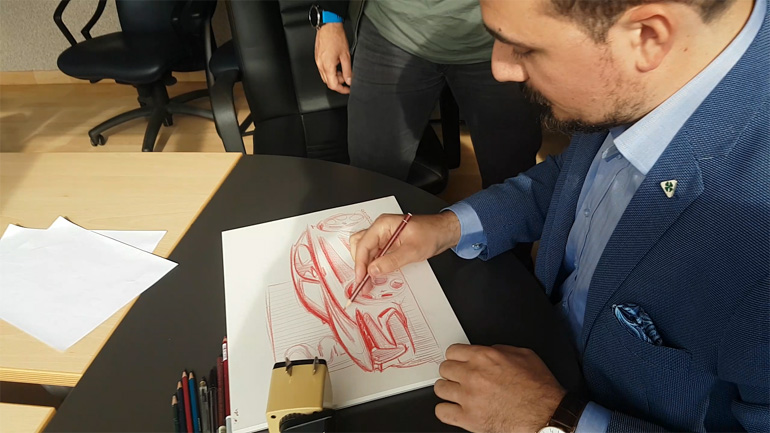 Ο σχεδιαστής της Alfa Romeo Αλέξανδρος Λιώκης σχεδιάζει την Tonale