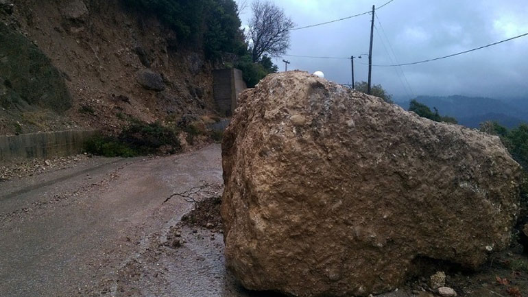 Τρίκαλα: Καταπτώσεις βράχων από τις βροχοπτώσεις και χιόνια στα ορεινά