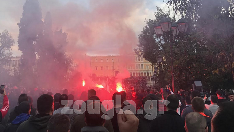 Οι φίλαθλοι του Ολυμπιακού και του Ερυθρού Αστέρα έβαψαν στα «ερυθρόλευκα» το Σύνταγμα