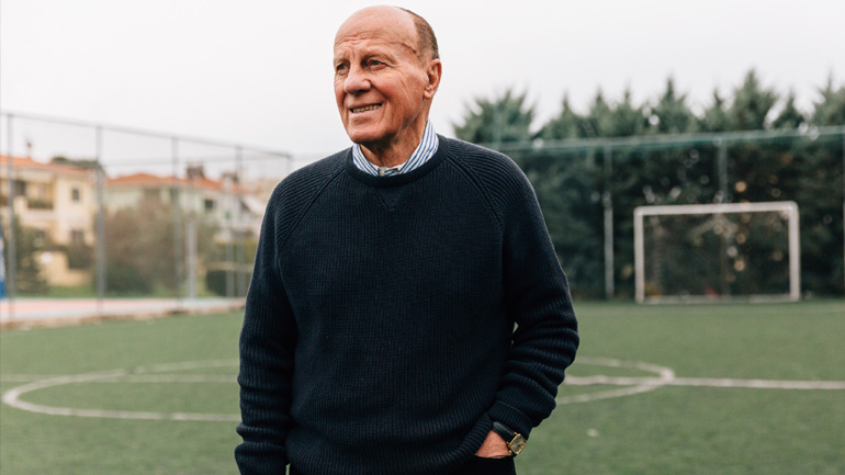 Μίμης Δομάζος: Δωρεάν Ακαδημία Ποδοσφαίρου για παιδιά 4-16 ετών με μόνη «υποχρέωση» τη στήριξη στα αδέσποτα