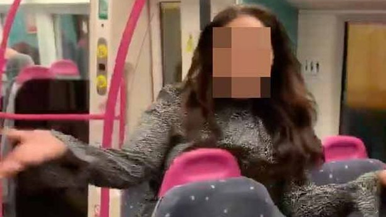 Γυναίκα συνελήφθη για σεξουαλική επίθεση σε άνδρες μέσα σε τρένο