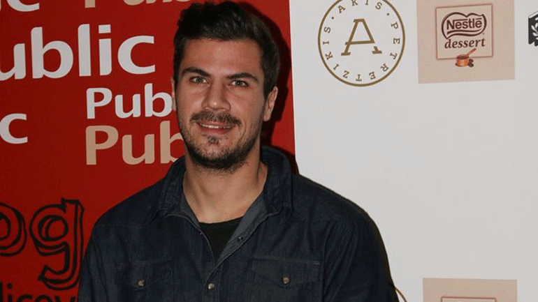 Ο Άκης Πετρετζίκης έγινε κουμπάρος