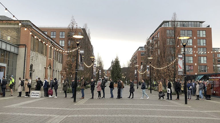 Ουρές σε κάποια εκλογικά κέντρα στη Βρετανία – Ψήφισαν οι επικεφαλής των κομμάτων