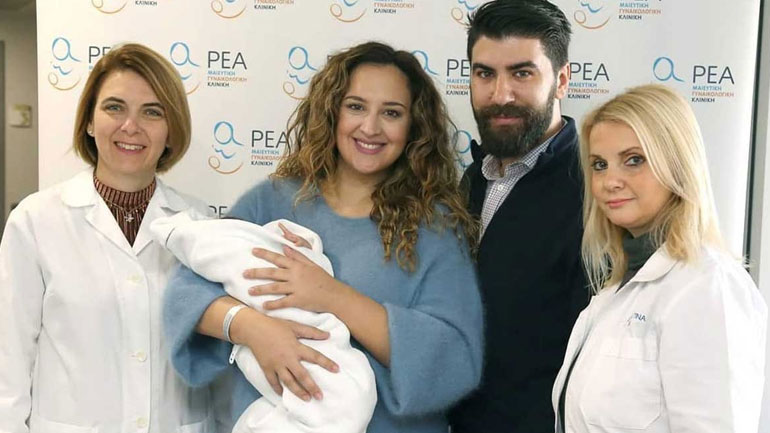 Η Κλέλια Πανταζή αγκαλιά με τον νεογέννητο γιο της στο μαιευτήριο