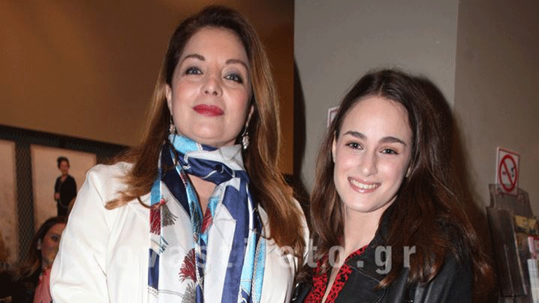 Άντζελα Γκερέκου: Στο θέατρο με την κόρη της!
