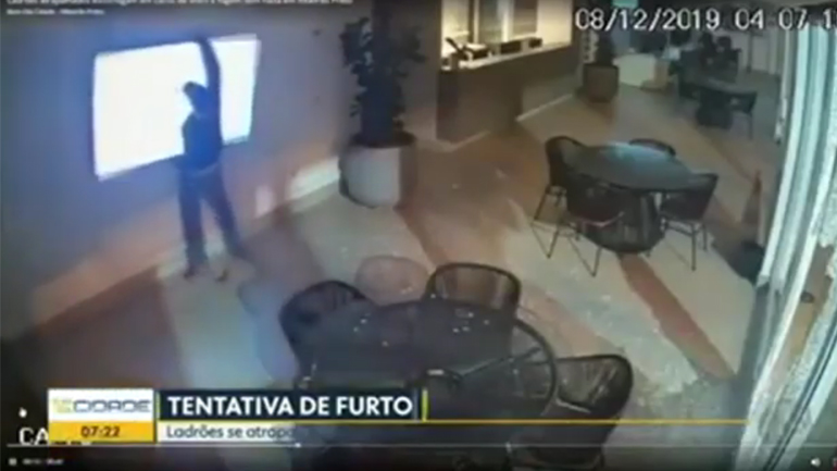 Ανίκανοι κλέφτες επιχειρούν να κλέψουν μια τηλεόραση