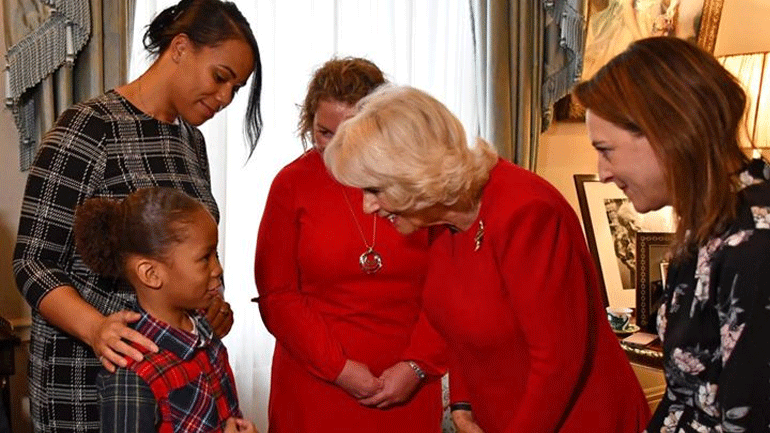 Camilla Parker: Στόλισε τα βασιλικά ανάκτορα μαζί με εκατοντάδες παιδιά!