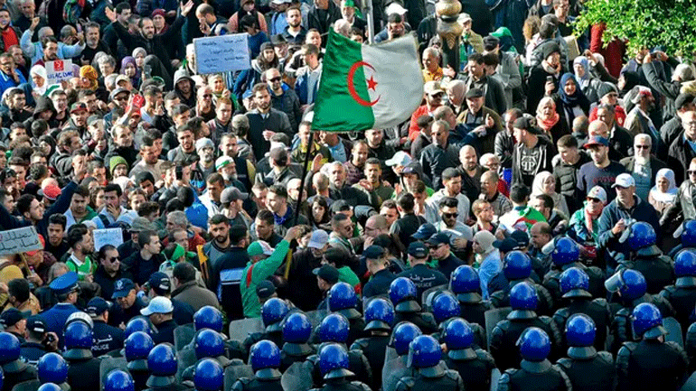 Αλγερία: Δεκάδες χιλιάδες άνθρωποι διαδηλώνουν κατά του νέου προέδρου Τεμπούν