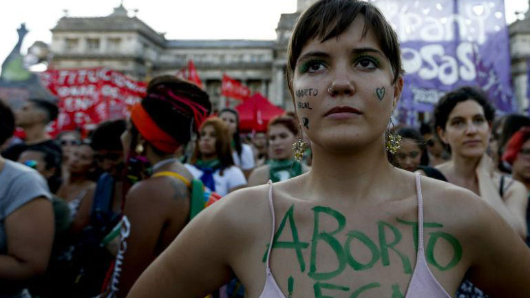 Αργεντινή: Η νέα κυβέρνηση υπόσχεται δυνατότητα άμβλωσης για τις γυναίκες που έχουν υποστεί βιασμό