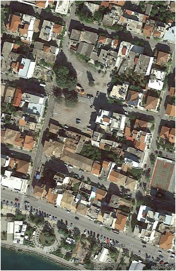 Η πλατεία Θεάτρου από ψηλά. Οι κάτοικοι των σπιτιών που βλέπετε καλούνται να πληρώσουν δεκάδες χιλιάδες ευρώ, για το... προνόμιο της τοποθεσίας...