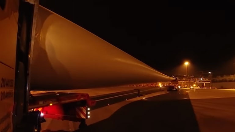 Όχημα κάνει αναστροφή στην Ολυμπία Οδό κουβαλώντας πτερύγιο ανεμογεννήτριας