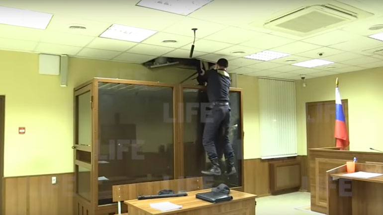Ρωσία: Κατηγορούμενος προσπάθησε να αποδράσει από το… ταβάνι δικαστηρίου