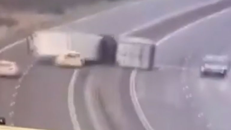 Σκωτία: Ισχυροί άνεμοι τούμπαραν φορτηγό που πλάκωσε περιπολικό