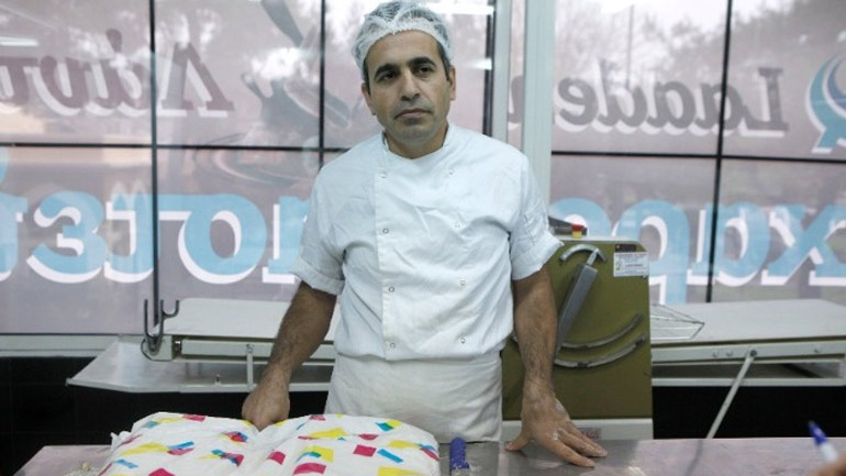 Ζαχαροπλαστείο με γλυκά από το Ιράν ανοίγει πρόσφυγας στη Θεσσαλονίκη