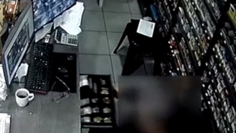 Βίντεο ντοκουμέντο: Στιγμές τρόμου για ιδιοκτήτη μίνι μάρκετ που έπεσε θύμα ληστείας