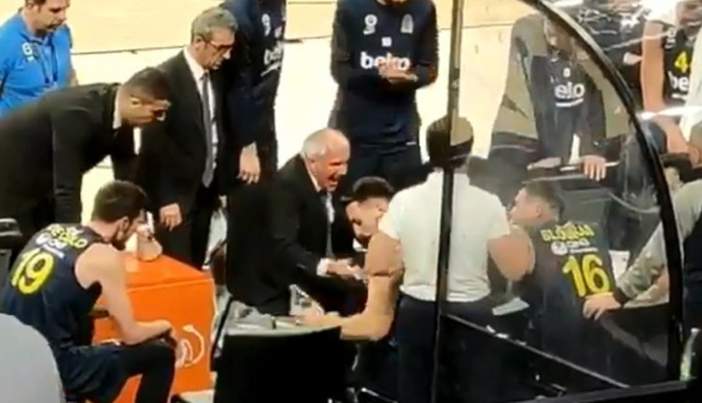 Ο Ομπράντοβιτς ξέσπασε στο… πινακάκι του και τον Κώστα Σλούκα! Ο Ομπράντοβιτς ξέσπασε στο… πινακάκι του και τον Κώστα Σλούκα!