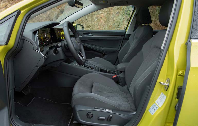 Υπάρχουν ηλεκτρικά καθίσματα και μεγάλη ηλιοροφή